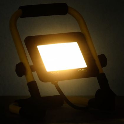 LED прожектор с дръжка, 30 W, топло бяло