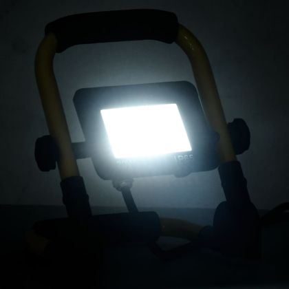 LED прожектор с дръжка, 20 W, студено бяло
