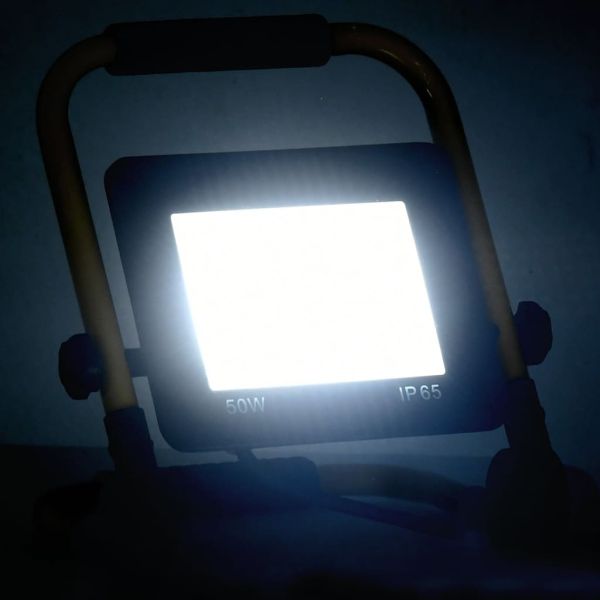 LED прожектор с дръжка, 50 W, студено бяло