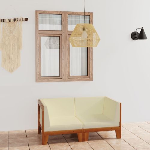 2-местен диван с кремавобели възглавници, акациево дърво масив