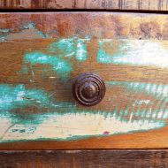 Маса за кафе със заоблен ръб и 1 чекмедже, регенерирано дърво