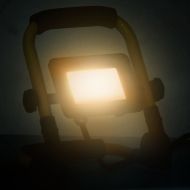 LED прожектор с дръжка, 20 W, топло бяло