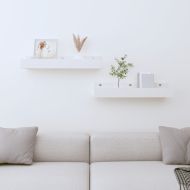 Стенни рафтове 2 бр бели 50x12x9 см масивно борово дърво